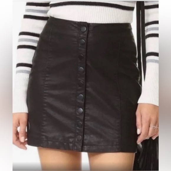 FREE PEOPLE Oh Snap Vegan Leather Miniskirt black Sz 12 EUC - Picture 1 of 8